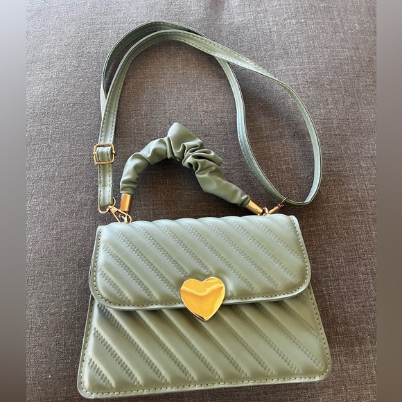 Light green purse with heart - Picture 1 of 3